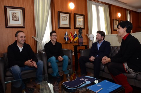 El Presidente del Cabildo, Don Carlos Alonso reunido con el nadador Israel Óliver Peña