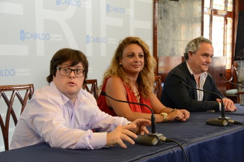 El escritor Pablo Pineda, la consejera insular de Acción Social, Cristina Valido, y el director general de la Fundación Adecco Francisco Mesonero
