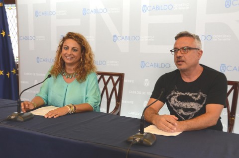 La consejera Cristina Valido junto a Alfredo del Rosario, presidente de la Asociación Arte en la Diversidad. 