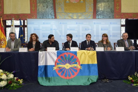 Foto de la mesa presidencial con los representante de ONG y administraciónes públicas