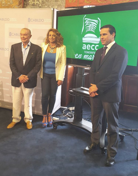 La consejera de Acción Social, Cristina Valido; el presidente de la Junta Provincial de la AECC, Juan Julio Fernández, y el gerente del Organismo Autónomo de Deportes (OAD) de Santa Cruz, Jordi Bercedo