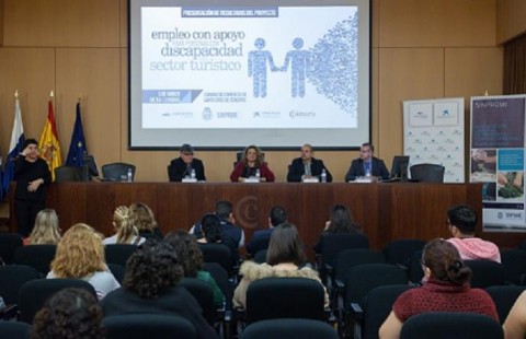 la vicepresidenta y consejera de Acción Social del Cabildo de Tenerife, Cristina Valido, durante la inauguración de la jornada sobre Empleo y Discapacidad, que acogió la Cámara de Comercio, Industria y Navegación de Santa Cruz de Tenerife.