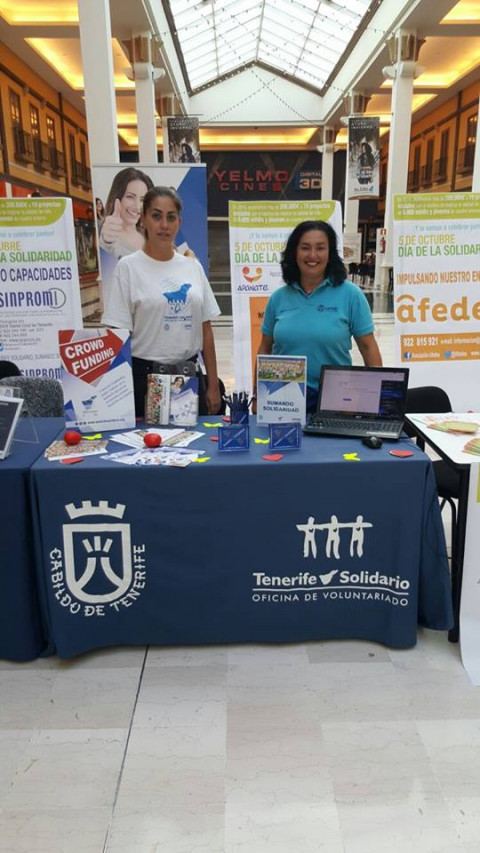 Miembros de la Oficina de Voluntariado en el stand
