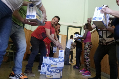 Voluntarios y voluntarias de Sonrisas Canarias colaborando en el reparto de alimentos. 