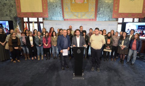 El Presidente del Cabildo, Don Carlos Alonso junto con los representantes de Barrios por el Empleo y las personas contratadas a través de este proyecto 