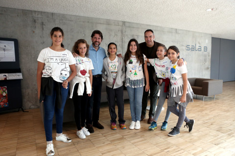 El Presidente del Cabildo, Don Carlos Alonso con un grupo de jóvenes participantes en esta jornada