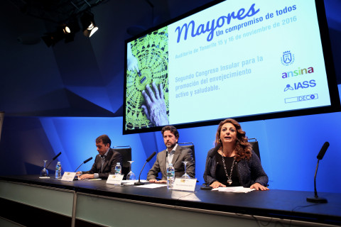 El presidente del Cabildo, Carlos Alonso, La  consejera insular y vicepresidenta del Cabildo Cristina Valido y el Alcalde de Santa Ccruz de Tenerife José Bermúdez, en la inauguración del Congreso