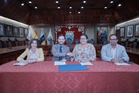 La vicepresidenta de Sinpromi y consejera de Acción Social, Coromoto Yanes, junto al Gerente de SINPROMI Adal García, el Alcalde del Puerto de la Cruz  Lope Afonso y la la concejal de Empleo y Recursos Humanos del Ayuntamiento del Puerto de la Cruz, Antonia María Domínguez