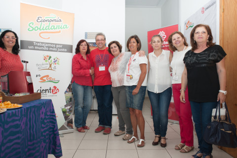 La directora insular de Voluntariado, Juana de la Rosa junto con representantes de Cáritas, del Programa Tenerife Solidario y diversas entidades