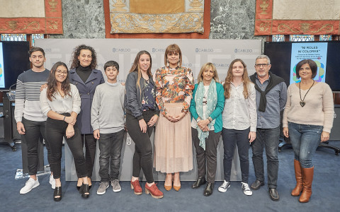 La consejera insular de Igualdad, Estefanía Castro, y la presidenta provincial de Cruz Roja Española, Mayte Pociello junto a los premiados