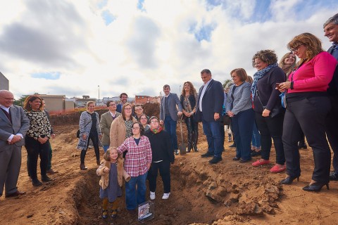 Acto de colocación de la primera piedras del Centro para persona con Síndrome de Down