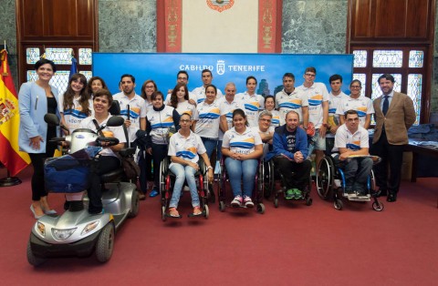 El presidente del Cabildo, Carlos Alonso, y la consejera de Deportes, Cristo Pérez junto a integrantes del Club Ademi Tenerife