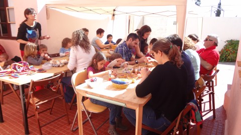 Menores y adulto realizando una actividad en la Asociación La Asociación para el Impulso a las Iniciativas Pedagógicas Libres