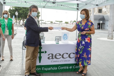 La vicepresidenta del Cabildo de Tenerife, Berta Pérez, en la mesa de cuestación de donativos de la Asociación Española Contra el Cáncer