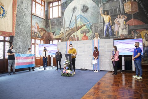El consejero delegado de Participación Ciudadana y Diversidad del Cabildo de Tenerife, Nauzet Gugliotta, en un instante del acto de conmemoración y lectura de manifiesto con motivo del día de la Visibilidad Trans