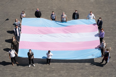 Conmemoración del Día Internacional de la Despatologización Trans en el exterior del Cabildo