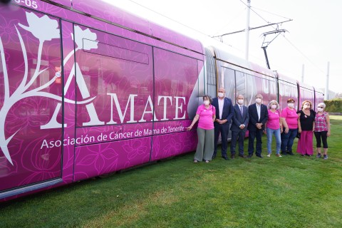 El tranvía rotulado con la imagen de la campaña La prevención, el mayor gesto de amor