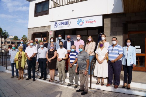 Asistentes a la inauguración de la Oficina norte del Programa Tenerife Isla Solidaria