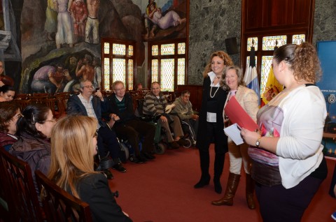 La consejera Cristina Valido junto a la presidenta de la ATEM Mari Carmen Alemán en un momento del acto