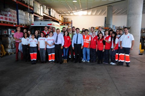 El Presidente del Cabildo, Don Carlos Alonso y el vicepresidente económico y consejero del Área de Empleo y Desarrollo Económico, Efraín Medina con integrantes de Cruz Roja