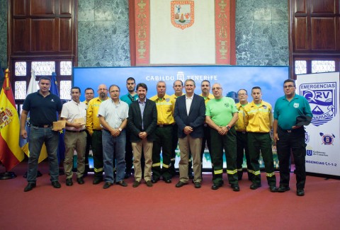 D. Carlos Alonso, presidente del Excmo. Cabildo de Tenerife junto a representantes de la Asociación Emergencias QRV Canarias en el Salón Noble del Excmo. Cabildo Insular de Tenerife