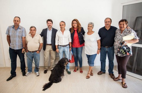 El presidente del Cabildo, Carlos Alonso y La  consejera insular de Acción Social, Cristina Valido y representantes de Cáritas de la Parroquia de Santa María de Añaza