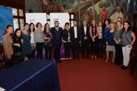 El Presidente del Cabildo, Don Carlos Alonso junto con representantes del colectivo de violencia de género