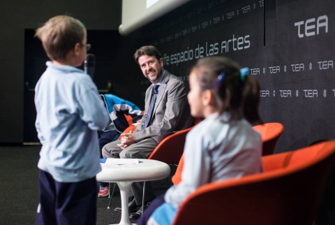 El Presidente del Cabildo, Don Carlos Alonso escuchando las propuestas de los niños / as