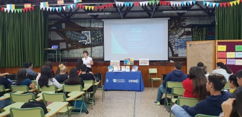 La técnico del Programa Tenerife Solidario impartiendo el Taller "ABC del Voluntariado"
