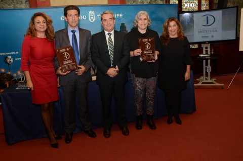 El presidente Accidental del Cabildo de Tenerife, Aurelio Abreu, la vicepresidenta y consejera de Acción Social, Cristina Valido, la consejera delegada de Sinpromi Carmen Rosa García Montengro y los premiados