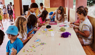 Niños y niñas realizando actividades en los campamentos urbanos. 