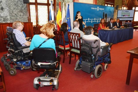Representantes del Cabildo y de los colectivos de discapacidad física en el Salón Noble del Cabildo