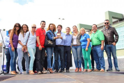 El presidente del Cabildo, Carlos Alonso, La vicepresidenta y consejera de Acción Social, Cristina Valido y representantes del Programa ANSINA con el premio