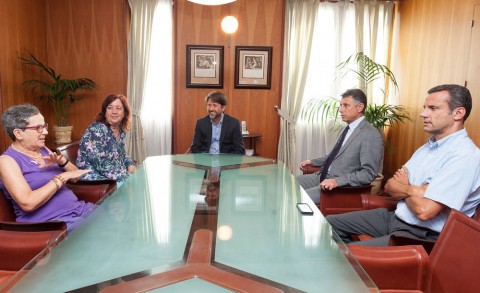 El Presidente del Cabildo D. Carlos Alonso con representante de la Asociación AMATE y El Tranvía de Tenerife