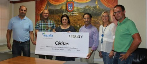 Momento de entrega de cheque simbólico. 