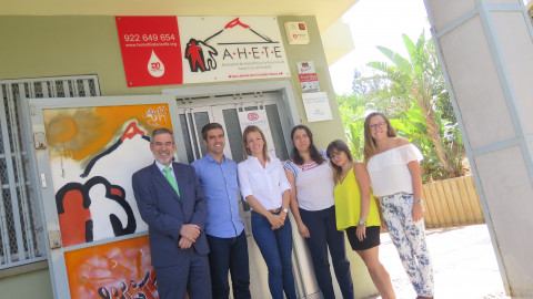 Representantes de la Fundación Cepsa junto al equipo de AHETE en la sede de esta asociación. 