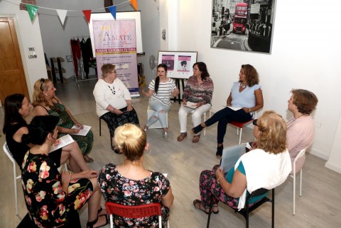 La consejera insular de Acción Social, Cristina Valido junto a la Presidenta de AMATE Mari Carmen Bonfante y sus integrantes