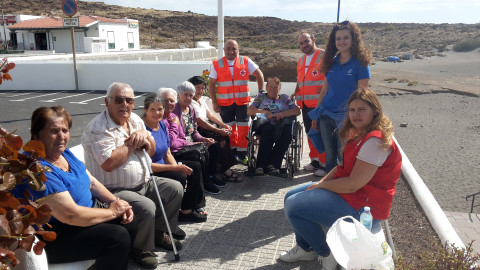 Algunos de los beneficiarios del proyecto, junto a personal de ANSINA y Cruz Roja