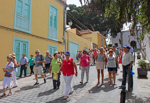 Los mayores durante el recorrido turístico por San Miguel