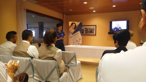 La técnico de la Oficina de Voluntariado impartiendo la Charla a los trabajadores del hotel