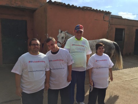 Usuarios de la Asociación ASPRONTE realizando una actividad con caballos