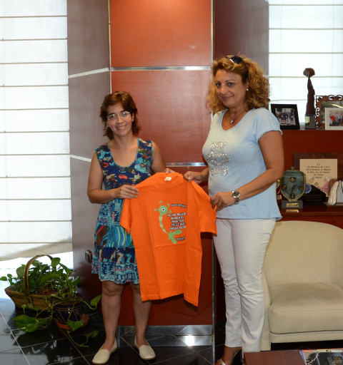 La vicepresidenta y consejera de Acción Social, Cristina Valido, junto a la presidenta de la Asociación Tinerfeña de Esclerosis Múltiple (ATEM), Ángeles González