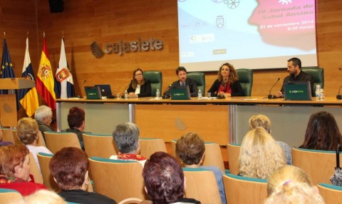 El presidente del Cabildo, Carlos Alonso, la  consejera insular de Acción Social, Cristina Valido y la psicóloga Clínica Carmen T. Pitti en un momento del acto