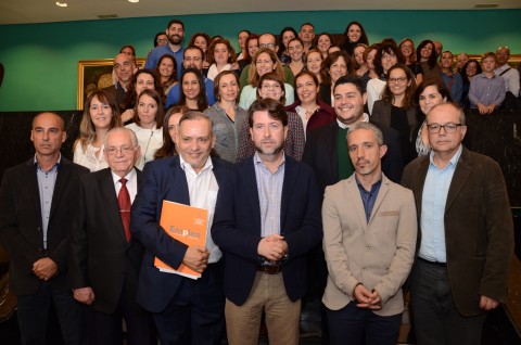 El Presidente del Cabildo D. Carlos Alonso y los diversos integrantes de las Entidades participante en el proyecto