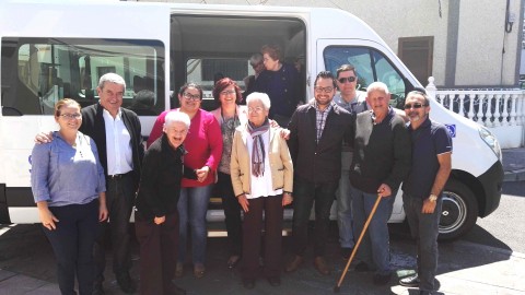 La vicepresidenta de Sinpromi, Coromoto Yanes, y la alcaldesa de Buenavista, Eva García junto al transporte y los usuarios