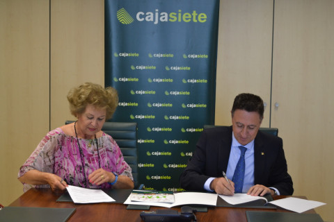 Fernando Berge presidente del patronato de la Fundación Cajasiete y Georgette Bugnion, presidenta del Patronato de la Fundación Tutelar Sonsoles Soriano, en el momento de la firma de la renovación de la colaboración