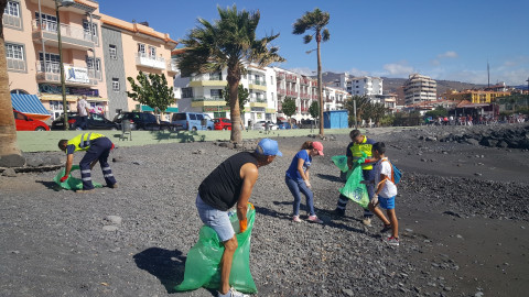 Un instante de la actividad de limpieza de la playa