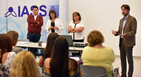 El presidente, en la clausura del programa Inforemiass, del IASS, destinado a la formación de personas con dificultades de inserción laboral. DA