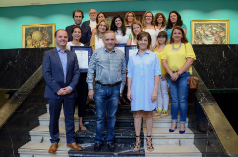 Foto de familia de entrega de certificados de calidad a ONG