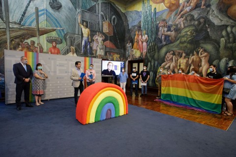 El presidente del Cabildo de Tenerife, Pedro Martín, expresando el apoyo de la institución a los colectivos LGBTIQ+ 
